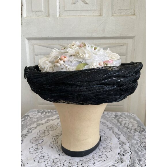 Vintage 1950s Black Woven Bumber Hat With White Millinery Flowers - Picture 11 of 15